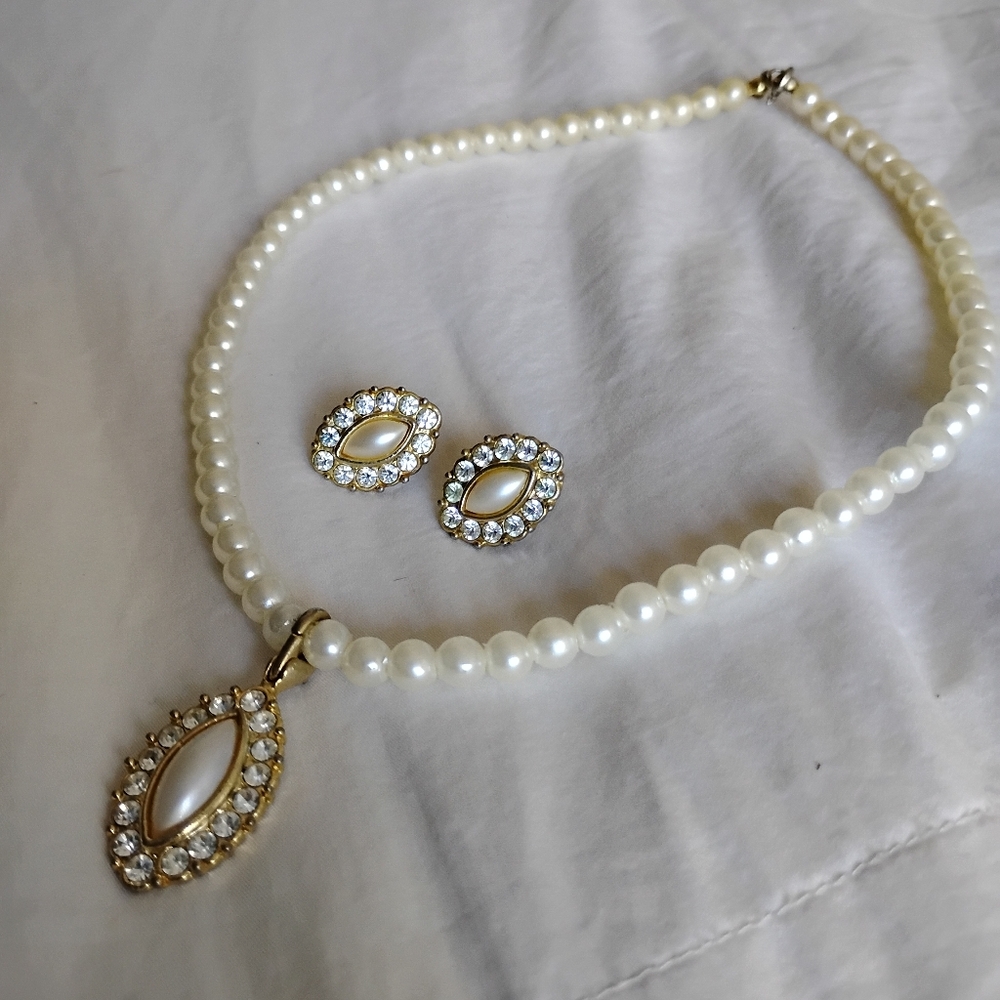 Necklace and earrings set
